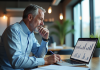 Homme d'affaires analysant des graphiques sur son ordinateur